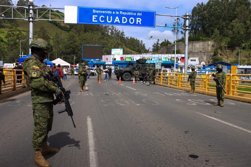 Militares ecuatorianos custodian el 12 de abril de 2025 la frontera norte en el puente internacional Rumichaca, en la provincia de Carchi (Ecuador). EFE/Xavier Montalvo