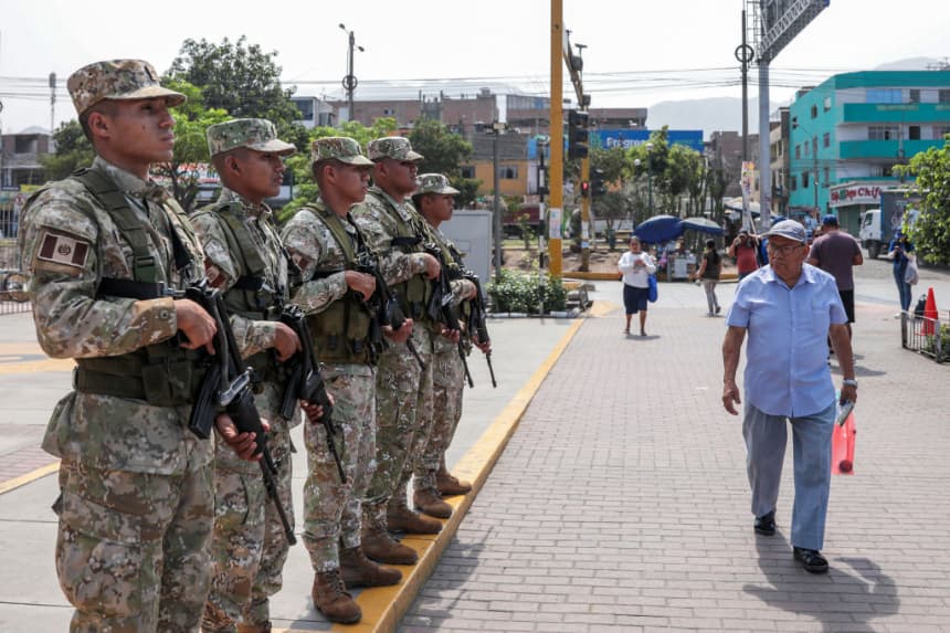 Fuerzas militares hacen guardia afuera de la estación de transporte Naranjal Metropolitano en Lima (Perú) el 18 de marzo de 2025. (Connie France/AFP vía Getty Images)
