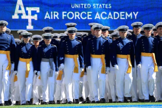 Academias militares de EE. UU. eliminan preferencias raciales en admisiones