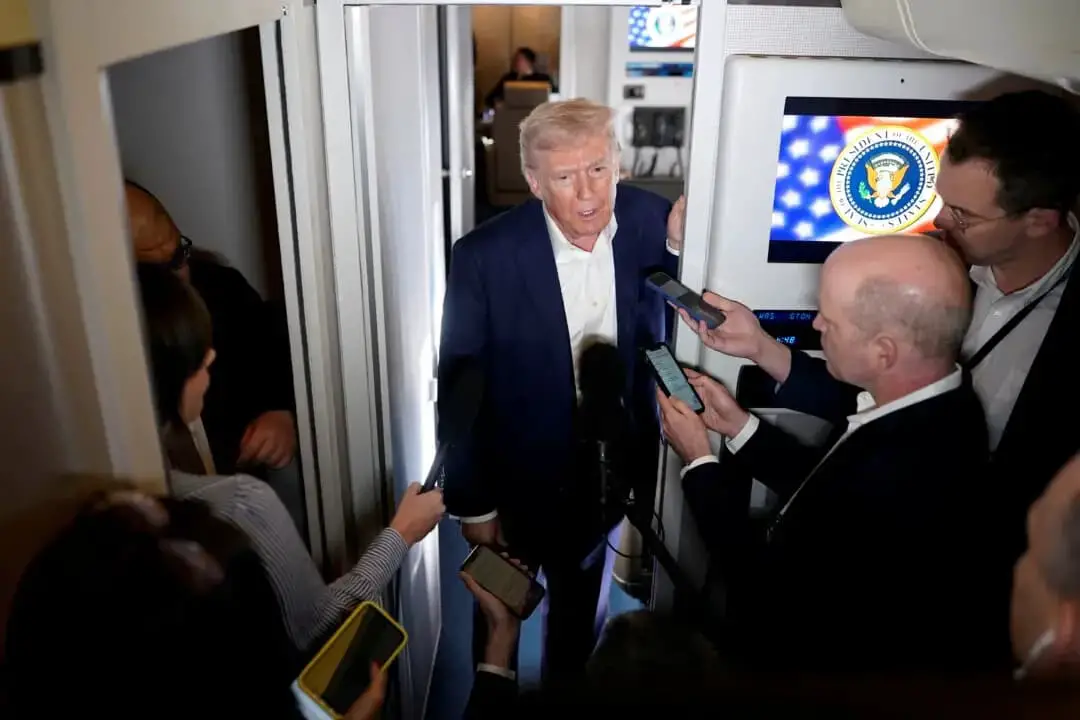 El presidente Donald Trump habla con los medios a bordo del Air Force One camino al Aeropuerto Internacional de Palm Beach, West Palm Beach, Florida, el 11 de abril de 2025. (Nathan Howard/Reuters)