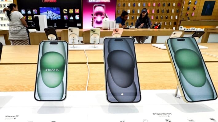 Los iPhones de Apple se exhiben en una tienda en Washington, el 8 de abril de 2025. (Roberto Schmidt/AFP vía Getty Images)