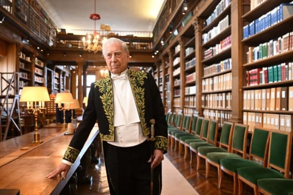 El escritor peruano y Premio Nobel de Literatura Mario Vargas Llosa posa para una fotografía durante la ceremonia de su incorporación a la Academia Francesa, en París, el 9 de febrero de 2023. (EMMANUEL DUNAND/AFP vía Getty Images)