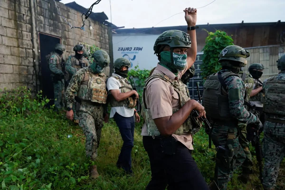 Las fuerzas de seguridad ecuatorianas participan en una operación conjunta para buscar drogas y armas en un barrio de bajos ingresos, en Durán, Ecuador, el 14 de marzo de 2025. (Santiago Arcos/Reuters)