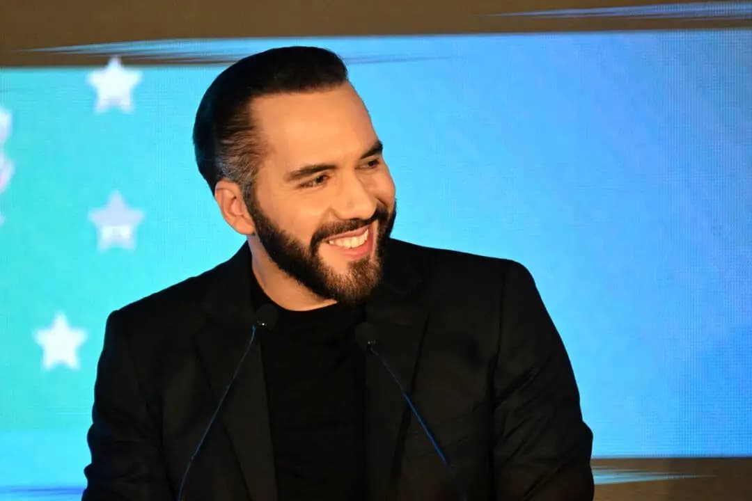 El presidente de El Salvador, Nayib Bukele, sonríe durante la inauguración del Instituto Key, una institución privada de educación superior especializada en ingeniería y ciencias, en San Salvador, el 19 de marzo de 2025. (Marvin Recinos/AFP vía Getty Images)
