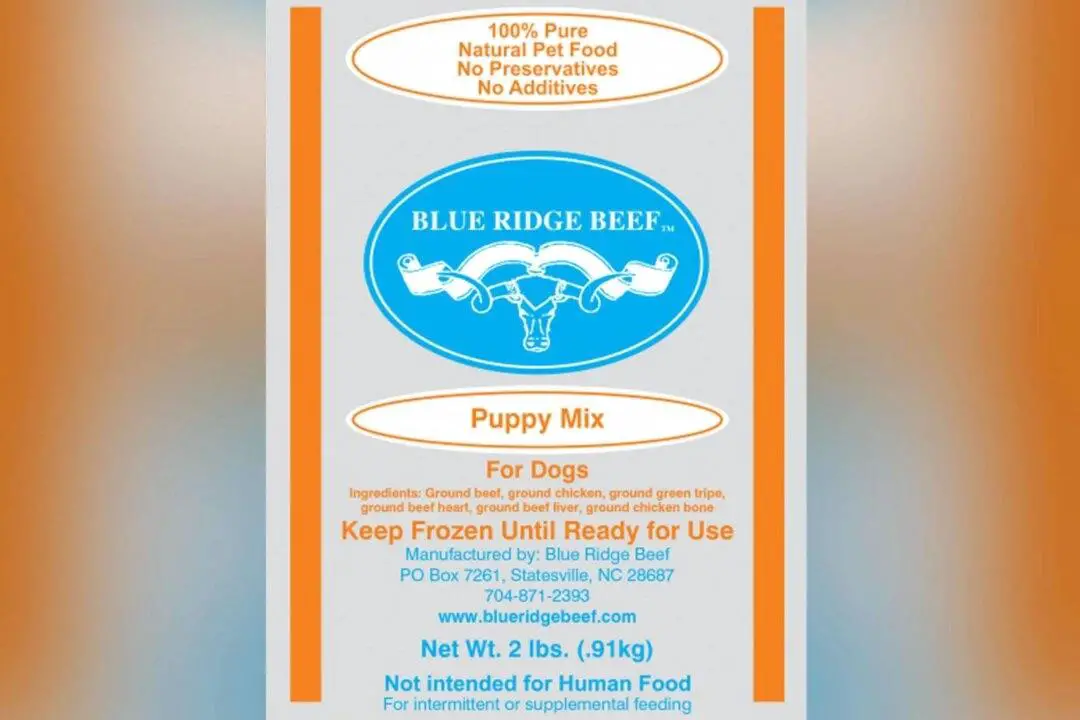 Una imagen de la mezcla para cachorros de Blue Ridge Beef retirada. (Cortesía de la FDA).