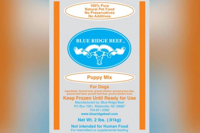 Retiran alimento para mascotas contaminados con Salmonella y Listeria tras causar enfermedad en animales