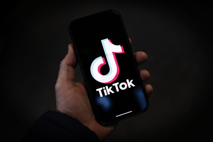 En esta ilustración fotográfica, se muestra un logotipo de TikTok en un iPhone el 28 de febrero de 2023 en Londres, Inglaterra. (Dan Kitwood/Getty Images)
