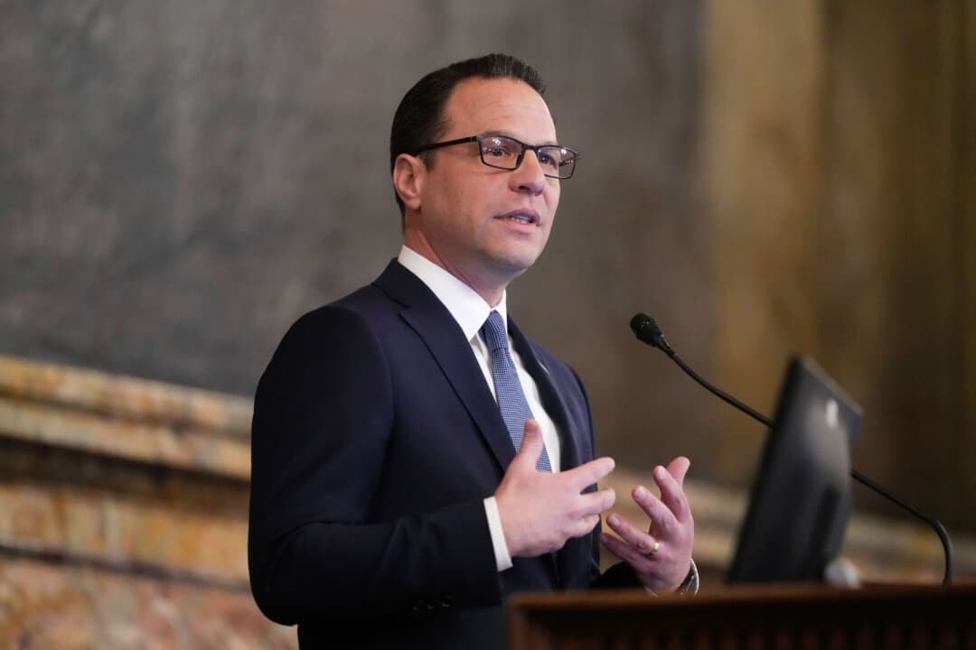 El gobernador de Pensilvania, el demócrata Josh Shapiro, pronuncia su discurso sobre el presupuesto para el año fiscal 2025-26 ante una sesión conjunta de la Cámara de Representantes y el Senado del estado en el Capitolio de Harrisburg, Pensilvania, el 4 de febrero de 2025. (Matt Rourke/ AP Photo, Archivo)
