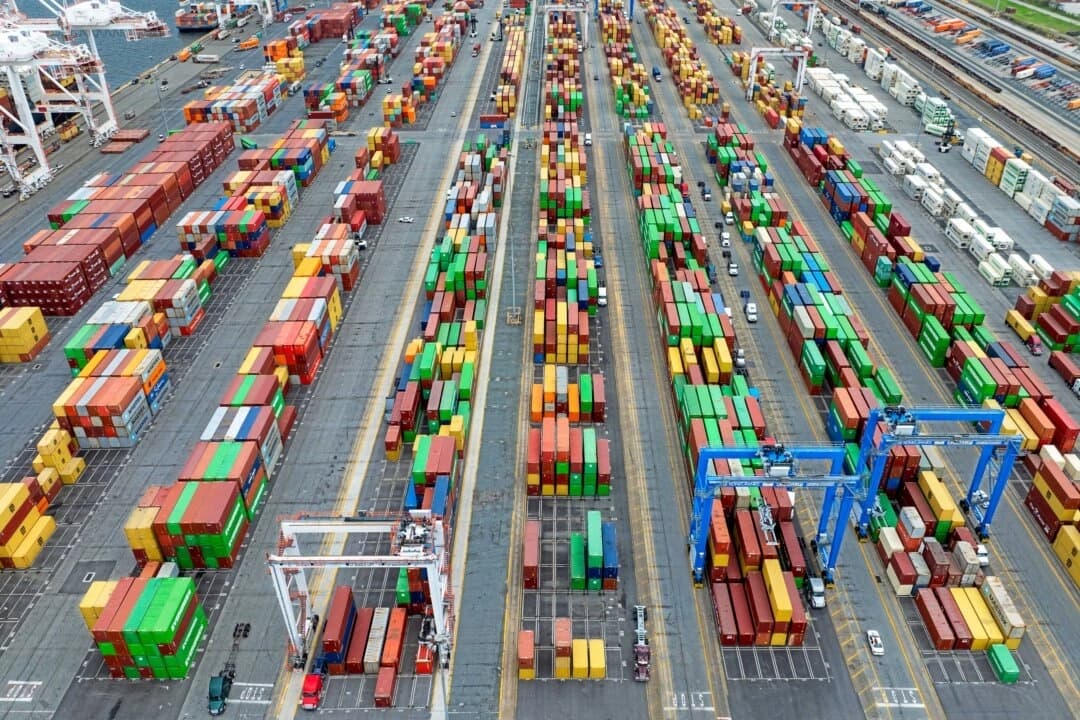 Una vista aérea de los contenedores de transporte apilados en el puerto de Baltimore, Maryland, el 10 de abril de 2025. (Jim Watson/AFP a través de Getty Images)
