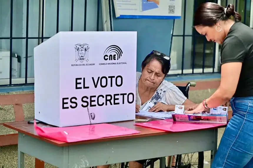 Una mujer vota en un colegio electoral durante la segunda vuelta de las elecciones presidenciales en Guayaquil, provincia de Guayas, Ecuador, el 13 de abril de 2025. (Marcos Pin/AFP vía Getty Images)