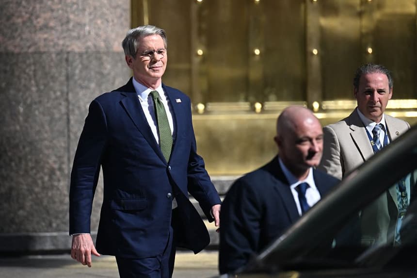 El secretario del Tesoro de Estados Unidos, Scott Bessent, sale del Ministerio de Economía para reunirse con el presidente argentino, Javier Milei, en la Casa Rosada, Buenos Aires, el 14 de abril de 2025. (Luis Robayo/AFP vía Getty Images)