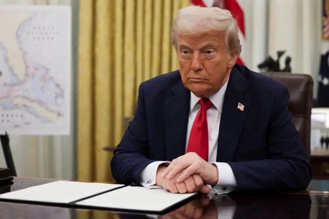 El presidente Donald Trump se prepara para firmar una orden ejecutiva en la Oficina Oval de la Casa Blanca, el 31 de marzo de 2025. (Leah Millis/Reuters)