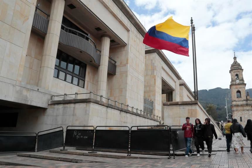 Fotografía de archivo de un sector del frontispicio del Palacio de Justicia de Colombia, sede entre otras de la Corte Suprema, en Bogotá. EFE/Carlos Ortega