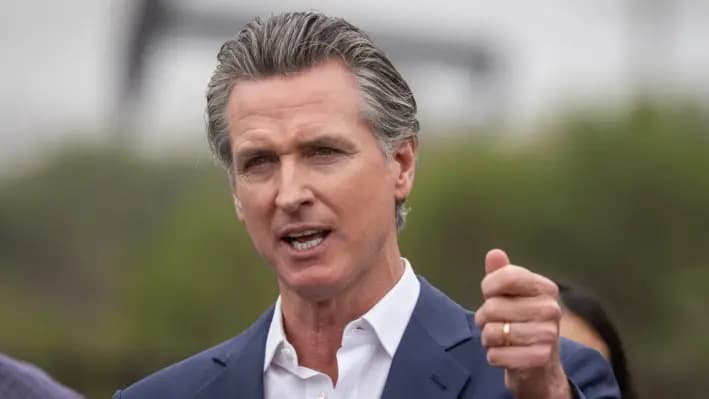 El gobernador de California, Gavin Newsom, habla cerca de un campo de petróleo, en Los Ángeles, el 25 de septiembre de 2024. (John Fredricks/The Epoch Times)