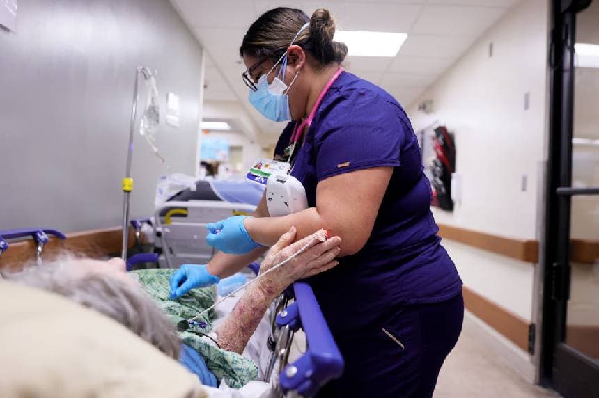 Una enfermera titulada atiende a un paciente en un hospital de Apple Valley, California, el 5 de enero de 2021. (Mario Tama/Getty Images).