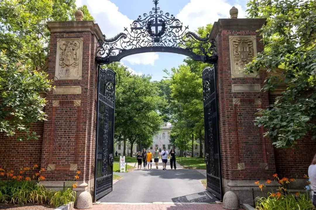 Gente cruzando la puerta de Harvard Yard en el campus de la Universidad de Harvard en Cambridge, Massachusetts, el 29 de junio de 2023. (Scott Eisen/Getty Images)
