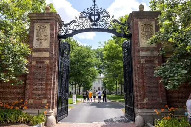 Jueza bloquea veto del gobierno Trump a posibilidad de Harvard de matricular estudiantes extranjeros