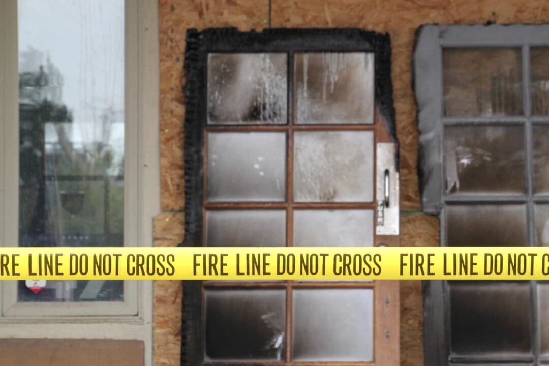 Las puertas carbonizadas que solían formar la entrada a la sede del Partido Republicano de Nuevo México están apuntaladas detrás de una cinta amarilla de precaución en Albuquerque, Nuevo México, el 31 de marzo de 2025. (Susan Montoya Bryan/AP Photo)
