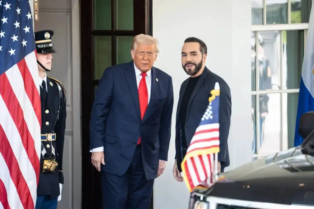 El presidente de EE. UU., Donald Trump, saluda al presidente de El Salvador, Nayib Bukele, en la Casa Blanca en Washington el 14 de abril de 2025. (Madalina Vasiliu/The Epoch Times)
