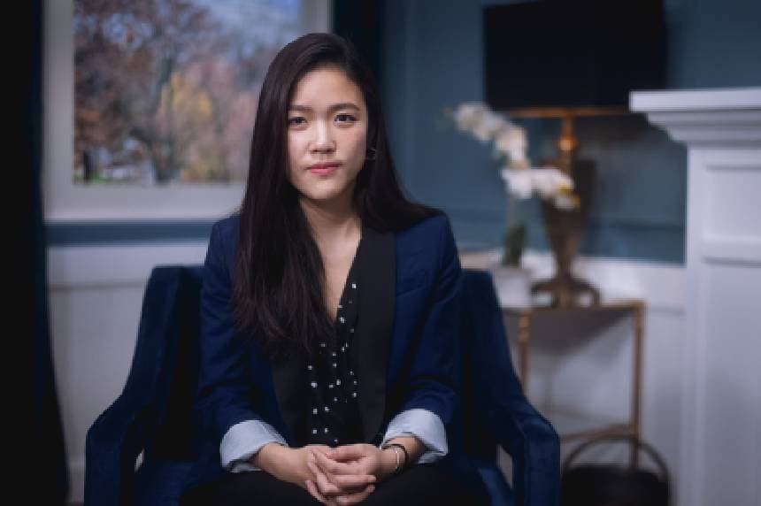 Frances Hui, coordinadora de políticas y defensa de la Fundación Comité para la Libertad en Hong Kong, durante una entrevista con NTD en Washington el 15 de diciembre de 2023. (Alex Martin para The Epoch Times).