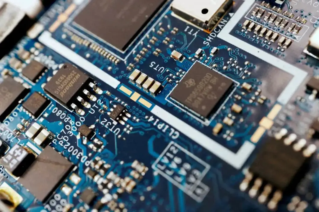 En esta imagen ilustrativa, tomada el 25 de febrero de 2022, se ven chips semiconductores en una placa de circuito de una computadora. (Florence Lo /Ilustración/Foto de archivo /Reuters)