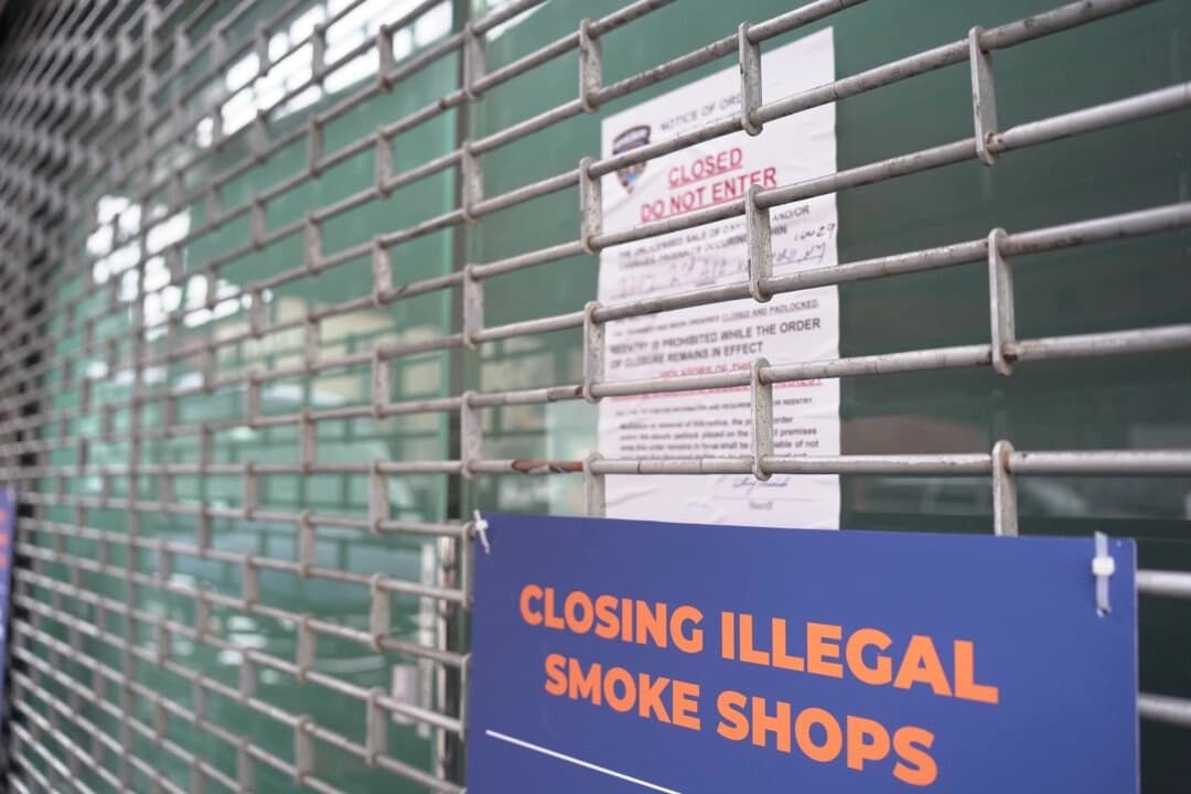 Una antigua tienda de tabaco en la Segunda Avenida de Harlem, Nueva York, el 7 de abril de 2025. La tienda estaba frente a una escuela. Nueva York pretende frenar una epidemia de cigarrillos electrónicos entre los jóvenes. (Oliver Mantyk/The Epoch Times).