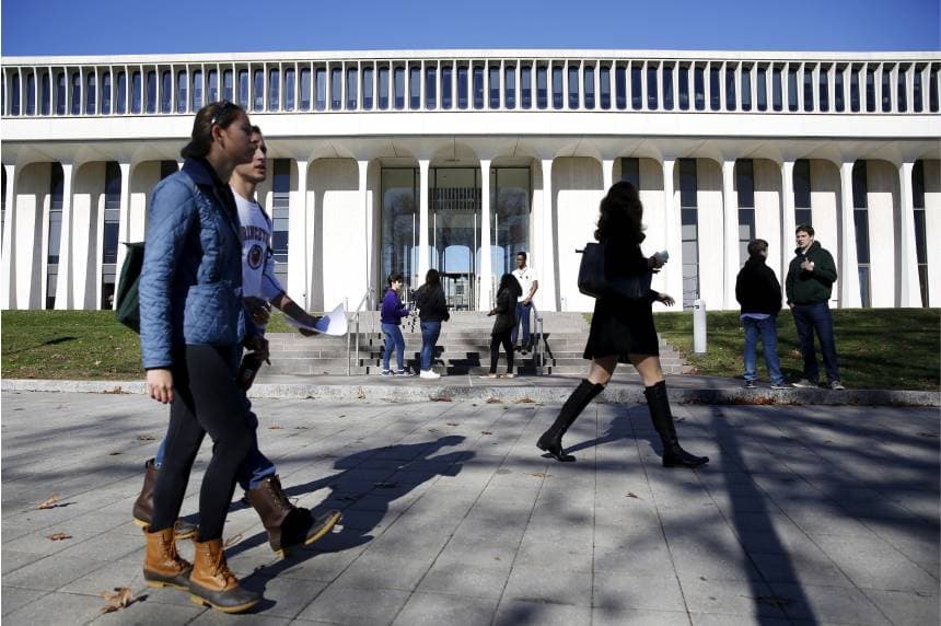 Gente caminando frente a la Escuela Woodrow Wilson de Asuntos Públicos e Internacionales de la Universidad de Princeton en Princeton, Nueva Jersey, el 20 de noviembre de 2015. (Dominick Reuter).