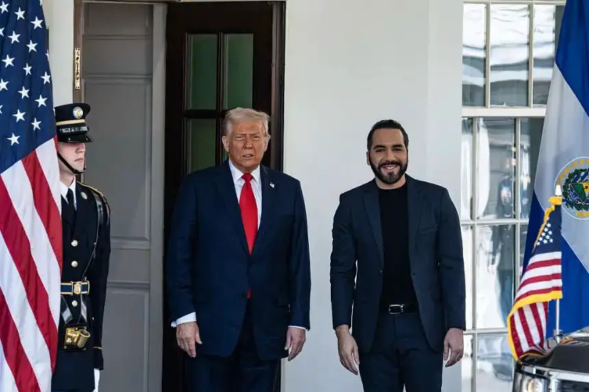 El presidente de Estados Unidos, Donald Trump (i), da la bienvenida al presidente de El Salvador, Nayib Bukele (d), a la Casa Blanca el 14 de abril de 2025 en Washington, D.C., EE. UU. (Andrew Thomas/Middle East Images/AFP vía Getty Images)