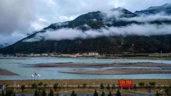 El río Yarlung Zangbo durante una visita de periodistas organizada por el gobierno en Linzhi, región del Tíbet, China, el 4 de junio de 2021. (Kevin Frayer/Getty Images)