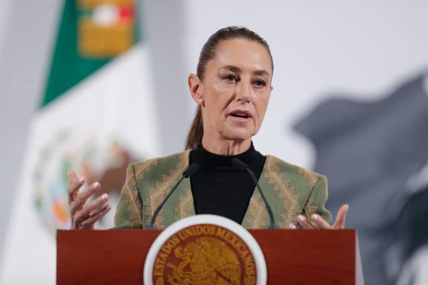 La presidenta de México, Claudia Sheinbaum, habla durante una rueda de prensa el 15 de abril de 2025, en Palacio Nacional de la Ciudad de México, México. (EFE/ Isaac Esquivel)