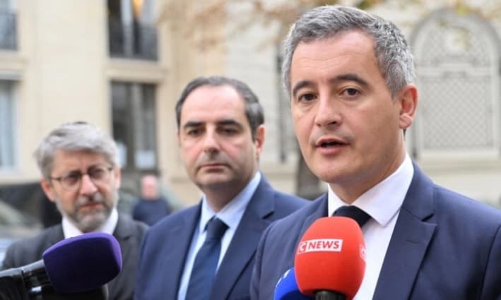El ministro del Interior francés, Gerald Darmanin (der.), habla con la prensa en París, el 9 de octubre de 2023. (Bertrand Guay/POOL/AFP vía Getty Images)
