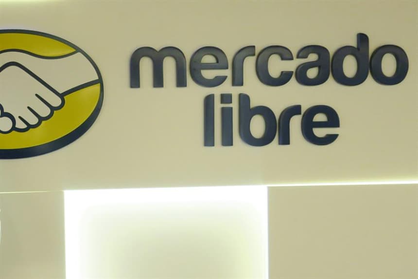 Fotografía de archivo de un logo de la empresa argentina de comercio electrónico y servicios financieros digitales MercadoLibre, en Buenos Aires (Argentina). EFE/STR