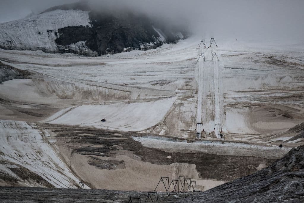 Una foto tomada el 30 de julio de 2022 muestra los teleféricos del glaciar Fee (en alemán: Feegletscher) sobre la estación suiza de Saas-Fee el 30 de julio de 2022. (FABRICE COFFRINI/AFP vía Getty Images)
