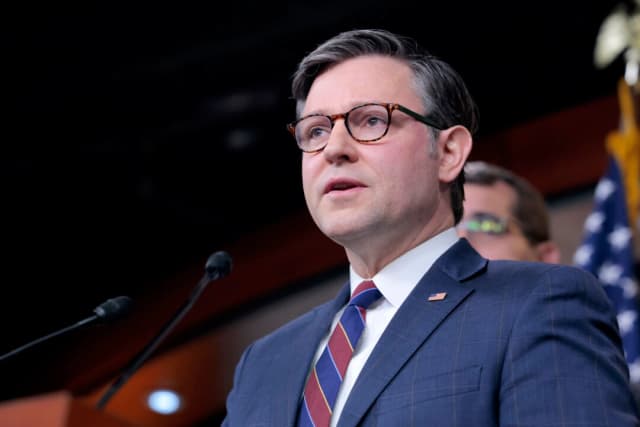 El presidente de la Cámara de Representantes, Mike Johnson (R-La.), habla durante una conferencia de prensa tras la reunión de la Conferencia Republicana de la Cámara de Representantes en el edificio del Capitolio de Estados Unidos en Washington el 1 de abril de 2025. (Anna Moneymaker/Getty Images).