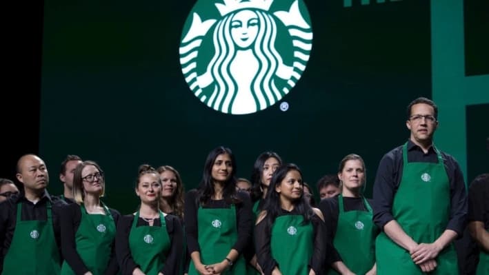 Starbucks implementa un nuevo código de vestimenta y recibe la oposición del sindicato