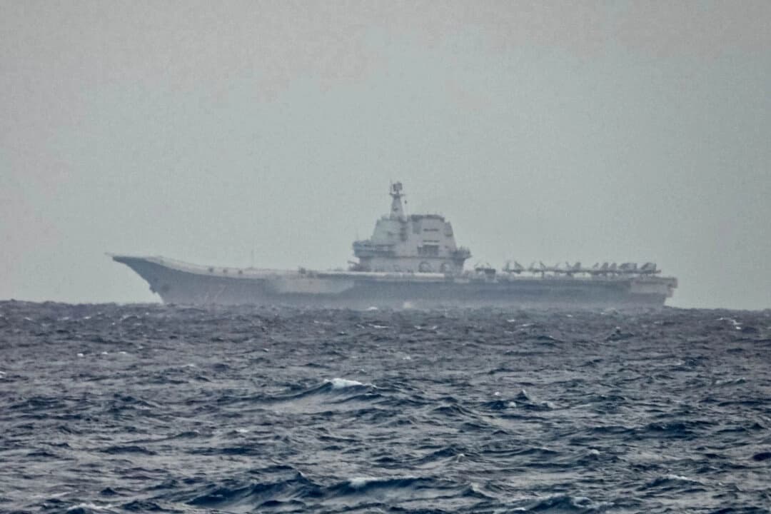 El portaaviones chino Shandong navega cerca de Taiwán, el 31 de marzo de 2025. (Ministerio de Defensa Nacional de Taiwán vía AP)