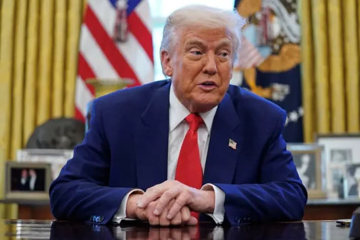 El presidente Donald Trump habla mientras firma órdenes ejecutivas y proclamaciones en la Oficina Oval de la Casa Blanca, el 9 de abril de 2025. (Nathan Howard/Reuters)