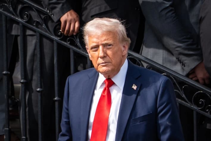 Trump anuncia vuelos gratuitos y posibles estipendios para quienes se autodeporten