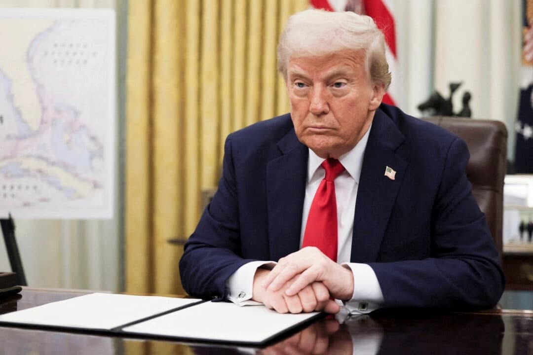 El presidente Donald Trump se prepara para firmar una orden ejecutiva en el Despacho Oval el 31 de marzo de 2025. (Leah Millis/Reuters)
