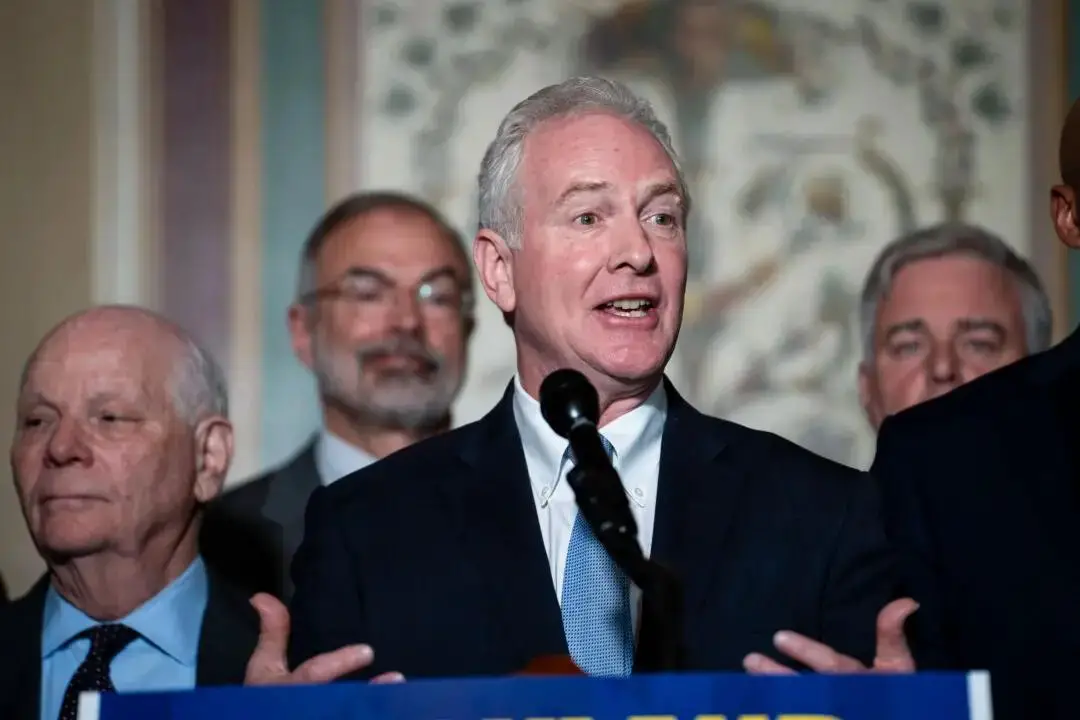 El senador Chris Van Hollen (D-Md.) y varios legisladores hablan durante una rueda de prensa sobre la reconstrucción del puente Francis Scott Key en el Capitolio de EE.UU., en Washington, el 9 de abril de 2024. (Madalina Vasiliu/The Epoch Times)
