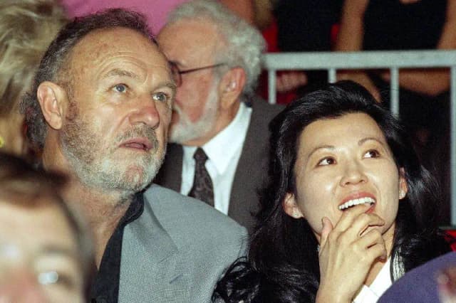 Esposa de Gene Hackman buscó respuestas sobre síntomas similares a la gripa, según registros