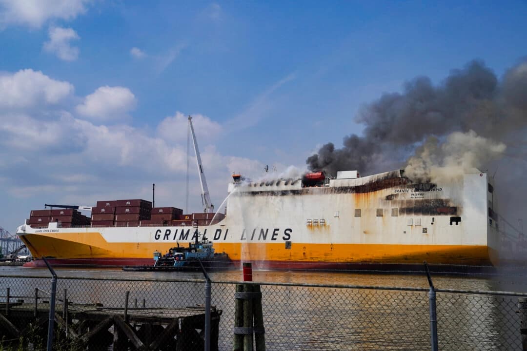 El personal de emergencia lucha contra un incendio a bordo del buque de carga de bandera italiana Grande Costa d'Avorio en el puerto de Newark, el 7 de julio de 2023, en Newark, Nueva Jersey. (John Minchillo/AP Photo)