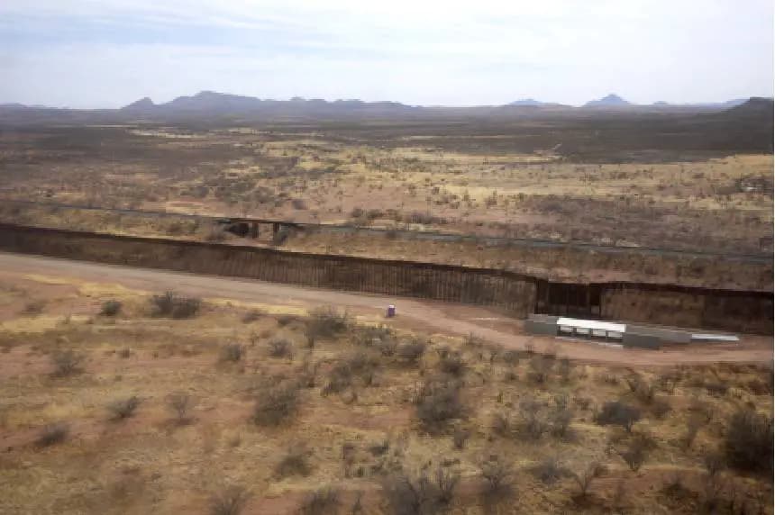 Una panorámica a lo largo de la frontera en Douglas, Arizona, el 3 de abril de 2025. Ross D. (Franklin/AP Photo).