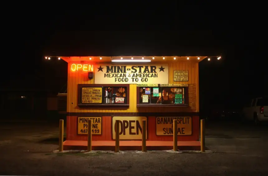 Ilda Sánchez, empleada del restaurante de carretera Mini-Star, espera clientes en el servicio para autos en Rio Grande City, Texas, en el condado de Starr, a lo largo de la frontera con México. (John Moore/Getty Images)