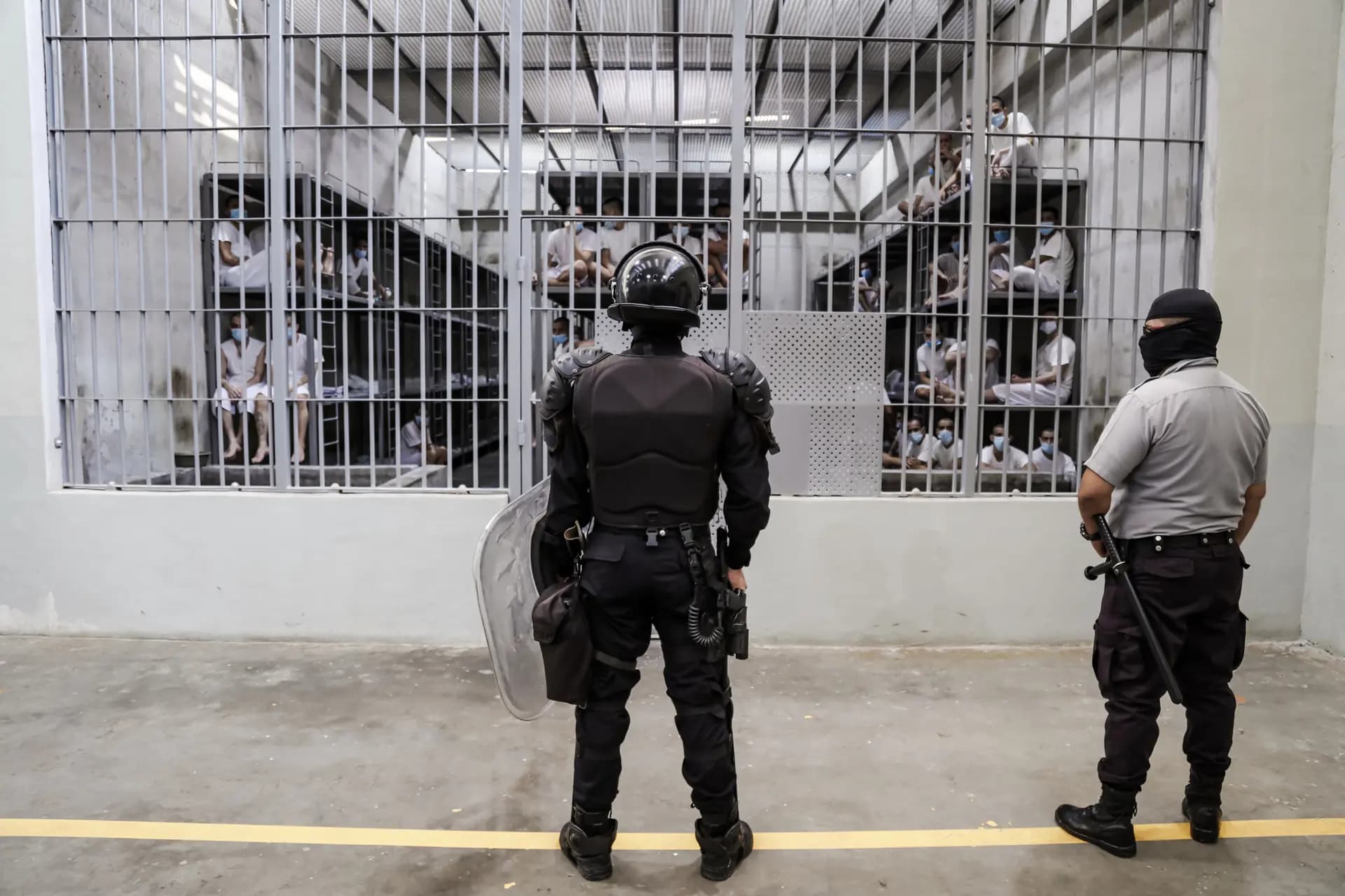 Guardias de seguridad se encuentran fuera de un bloque de celdas en el Centro de Confinamiento de Terroristas (CECOT) en Tecoluca, El Salvador, el 4 de abril de 2025. Estados Unidos deportó a 238 presuntos miembros de la banda criminal venezolana Tren de Aragua y a 21 miembros de la banda MS-13 al CECOT. (Alex Peña/Getty Images).