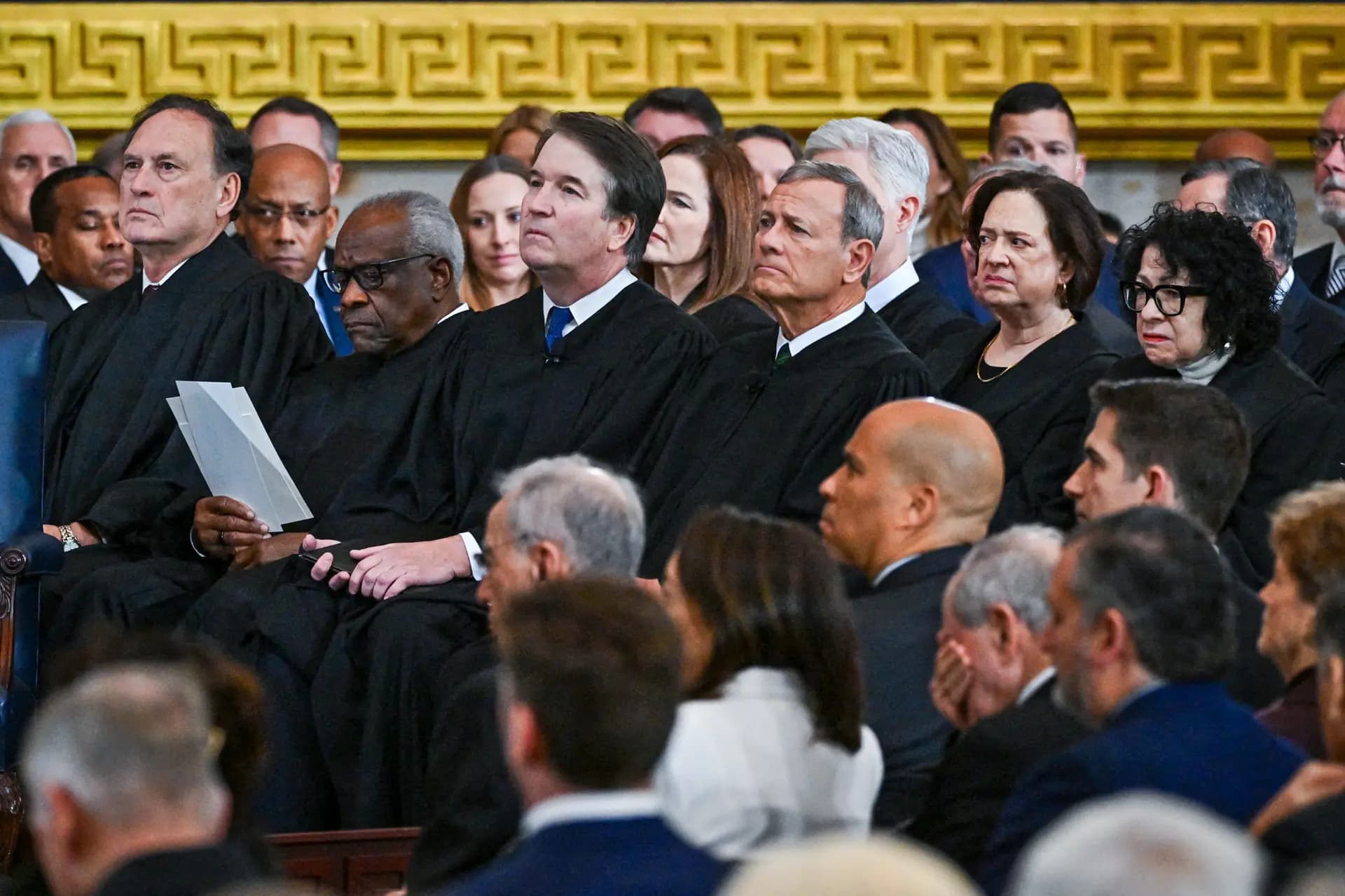 (De izquierda a derecha) Los jueces de la Corte Suprema Samuel Alito, Clarence Thomas, Brett M. Kavanaugh, Amy Coney Barrett, el presidente de la Corte Suprema John Roberts, Elena Kagan y Sonia Sotomayor asisten a la ceremonia inaugural del segundo mandato del presidente Donald Trump en el Capitolio de Estados Unidos el 20 de enero de 2025. (Melina Mara/POOL/AFP a través de Getty Images)