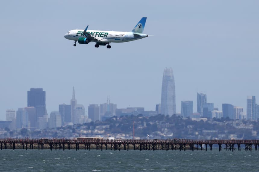Un avión de Frontier Airlines aterriza en el Aeropuerto Internacional de San Francisco el 12 de mayo de 2022 en San Francisco, California. (Justin Sullivan/Getty Images)