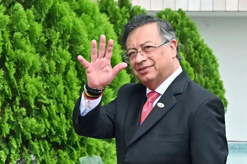 El presidente de Colombia, Gustavo Petro, saluda a su llegada a la IX Cumbre de Estados de América Latina y el Caribe (CELAC), en el Banco Central de Honduras (BCH) en Tegucigalpa el 9 de abril de 2025. (Orlando Sierra/AFP vía Getty Images)