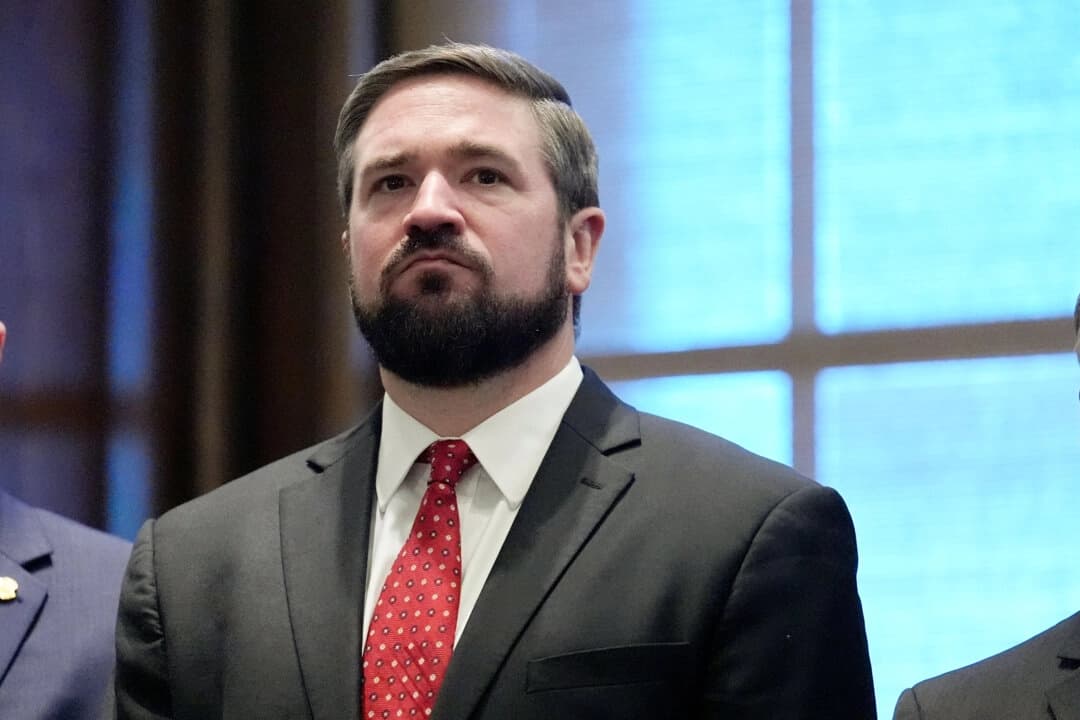 El fiscal general de Misuri, Andrew Bailey, en la oficina del gobernador tras prestar juramento, el 13 de enero de 2025, en Jefferson City, Misuri. (Foto AP/Jeff Roberson).