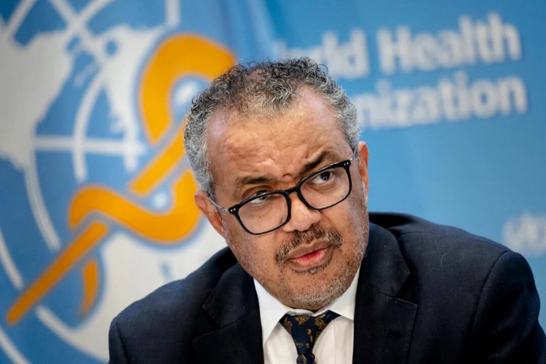 El director general de la OMS, Tedros Adhanom Ghebreyesus, ofrece una rueda de prensa en la sede de la Organización Mundial de la Salud en Ginebra, Suiza, el 14 de diciembre de 2022. (Fabrice Coffrini/AFP a través de Getty Images)